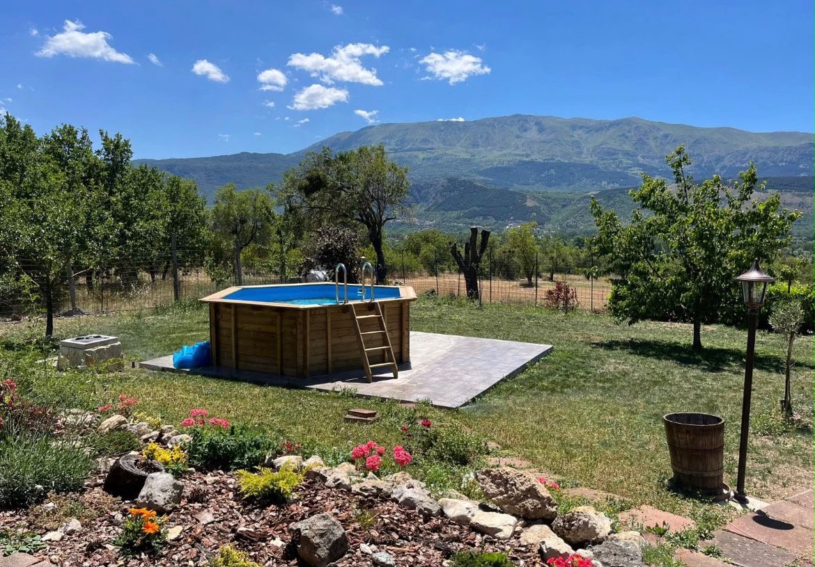 Giardino e piscina di Casa Vacanze Galileo con vista sulle montagne abruzzesi
